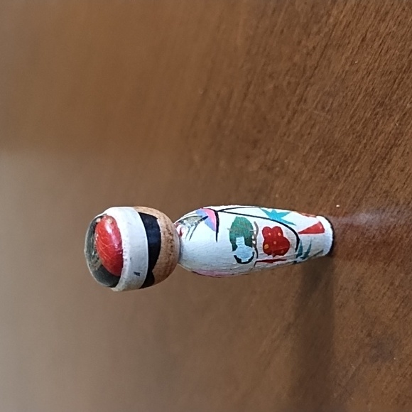 Miniature Kokeshi Doll Japanese Hand Crafted Wood Painted Kimono White Red Green - Picture 6 of 7